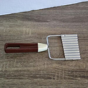 Vtg Handheld  Crinkle Cutter